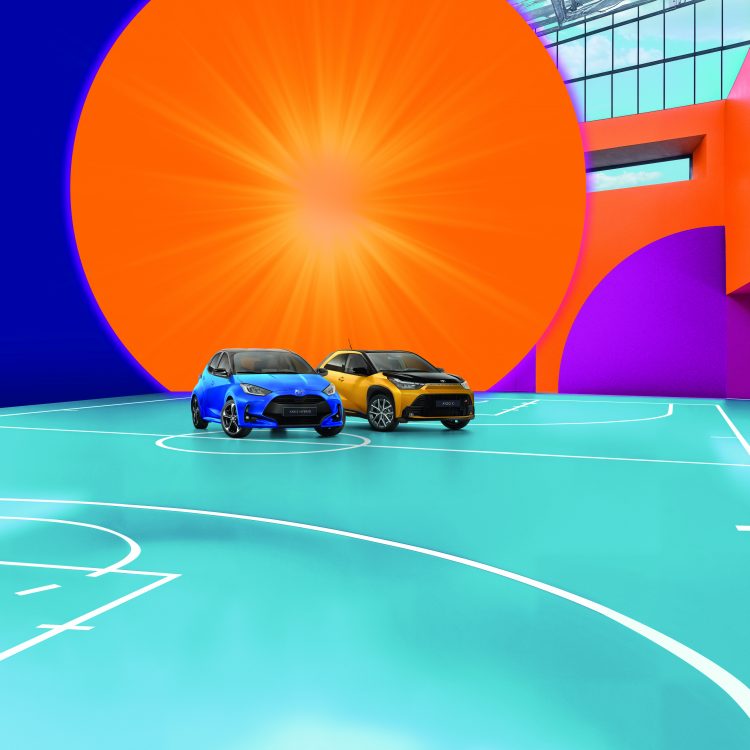 Toyota Aygo und Yaris auf bunten Hintergrund