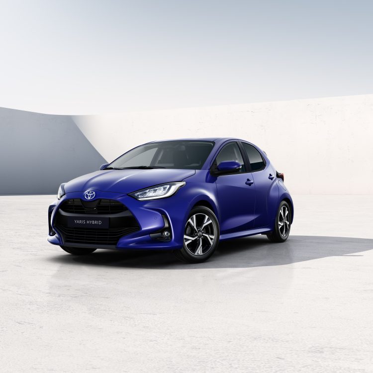 blauer Yaris mit neutralen Hintergrund